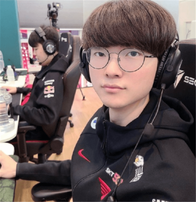 爱游戏体育平台 Faker迎来十二赛季出色发挥，德国队观众热烈欢呼！全场沸腾不已