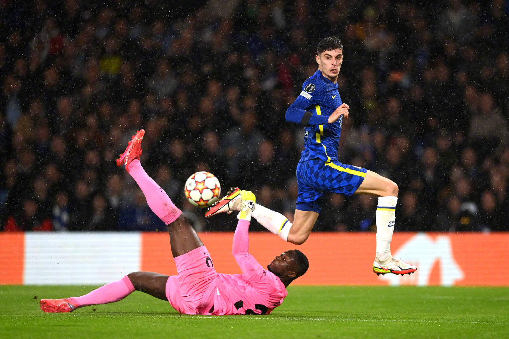 包含阿贾克斯今晚再遭质疑，志在德甲名次提升，态度坚定，临场指挥获称赞的词条